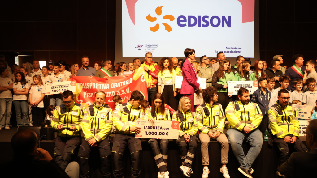 CS - Nuovo record per il Premio Costruiamo il Futuro in Valle Camonica: distribuiti 60mila euro a 42 “eroi del quotidiano”